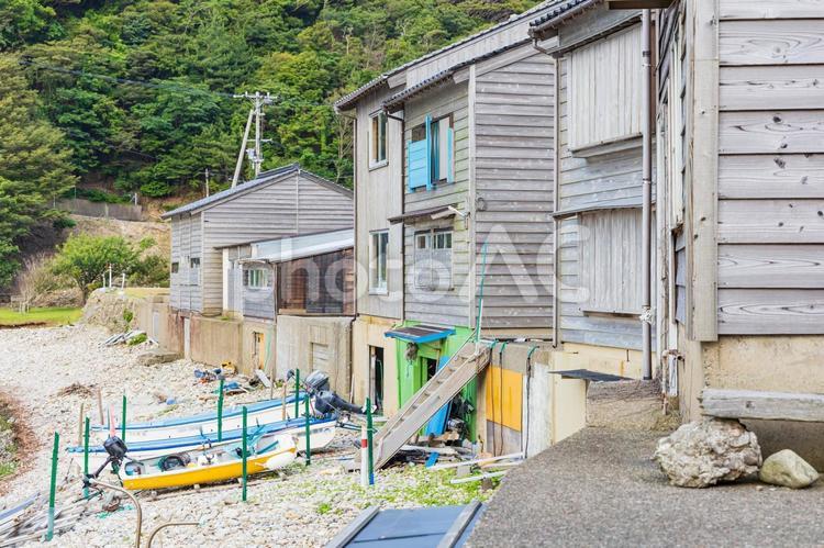 焼杉板の町並みと船（兵庫県豊岡市竹野町） 焼杉板,外壁,兵庫県の写真素材