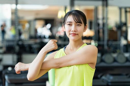 ジムでトレーニングする若い女性 ジム,女性,フィットネスの写真素材