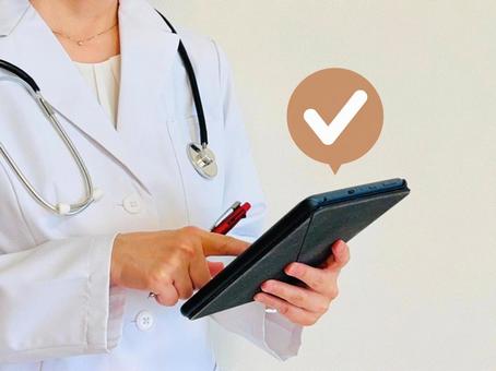 タブレットで確認する女医 タブレット,カルテ,女医の写真素材