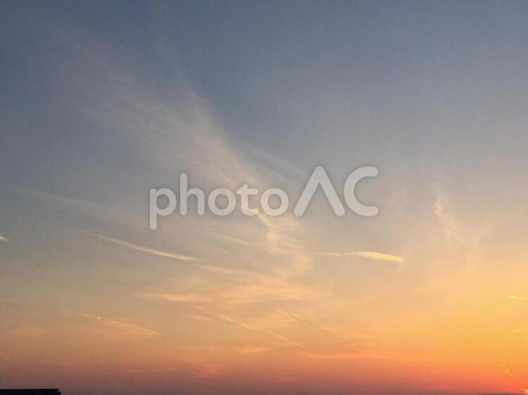 美しき空の色と雲 たそがれ,オレンジ,グラデーションの写真素材