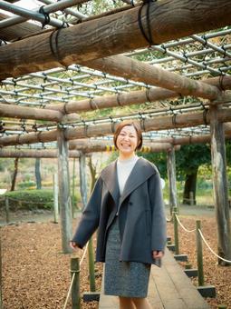 31:公園を散策する女性 31:公園を散策する女性の写真