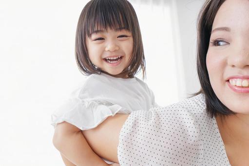 母親 抱っこ 子ども 母親 抱っこ 子ども 自然,お母さん,幼稚園児の写真素材