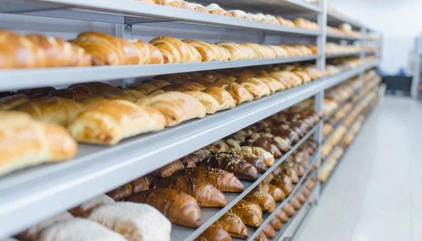 パン屋に並べられるたくさんのパンの写真