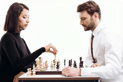 チェスをしている横向きの男女(白背景) チェスをしている横向きの男女(白背景) チェス,男女,男性の写真素材