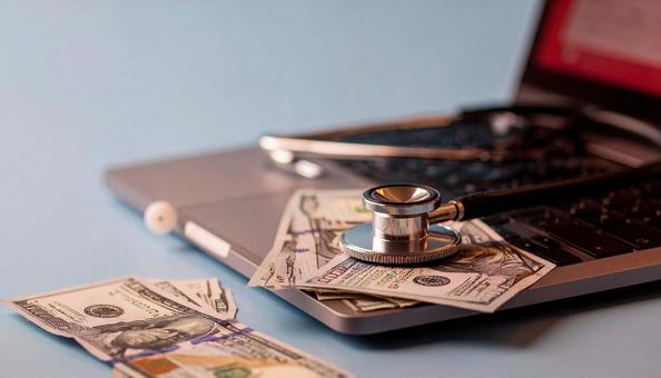 医療費のイメージ パソコン お金 聴診器 医療費のイメージ パソコン お金 聴診器の写真