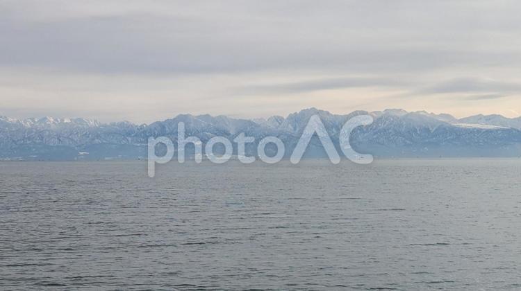 氷見の海から見た立山連峰 氷見,海,冬の写真素材