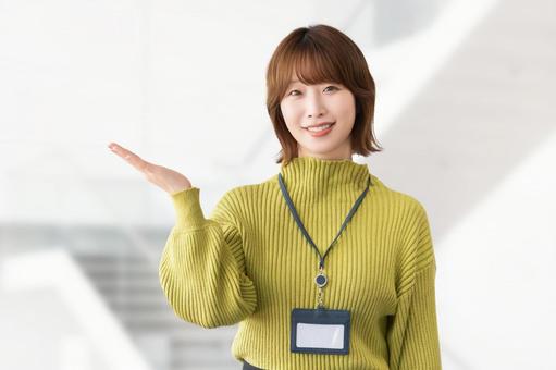 手で案内をする女性・ビジネスウーマン 手で案内をする女性・ビジネスウーマン 女性,ビジネス,笑顔の写真素材