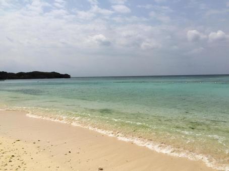 白い砂と青い海 白い砂と青い海 沖縄,海,砂浜の写真素材