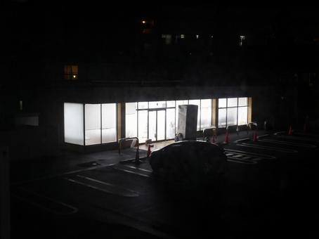 開店前の住宅街のコンビニ玄関・夜 開店前の住宅街のコンビニ玄関・夜の写真