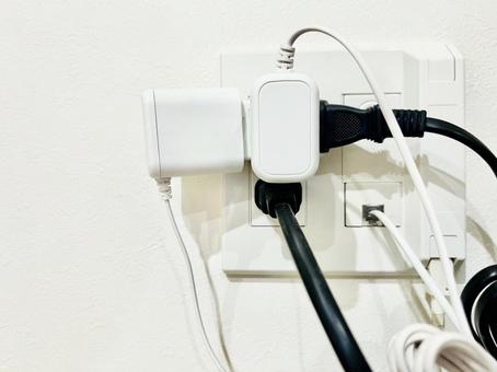 タコ足配線 タコ足配線,電源タップ,コンセントの写真素材