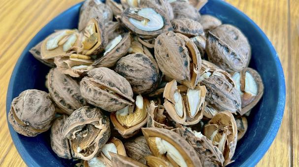 胡桃を割る くるみ,木の実,真っ二つの写真素材