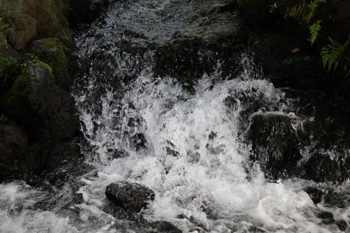 激しい水の流れの小さな川の滝 激しい水の流れの小さな川の滝の写真