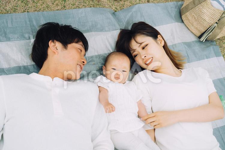 レジャーシートの上で寝る親子 親子,レジャーシート,赤ちゃんの写真素材