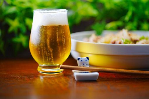 夏はビールと肉野菜炒め 夏はビールと肉野菜炒め 食事,食卓,夕食の写真素材