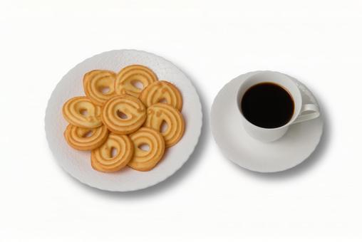 コーヒーと複数枚重ねたビスケット コーヒーと複数枚重ねたビスケット おやつ,食べ物,コピースペースの写真素材