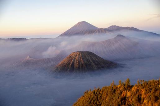 ブロモ山の朝焼けの写真