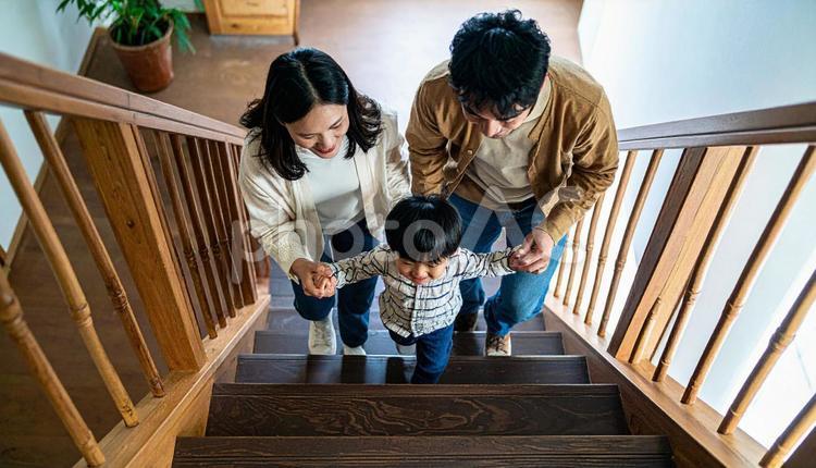 階段を上るのが楽しい子供と見守る両親 男の子,階段,子供の写真素材