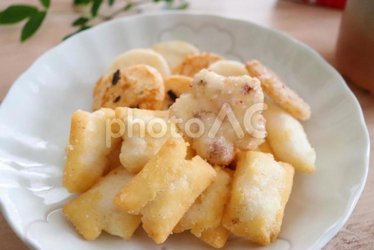 可愛いおかきでティータイム（アップ） おかき,可愛い,ギフトの写真素材