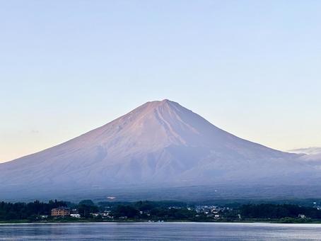 夏の朝に見る河口湖と富士山 夏の朝に見る河口湖と富士山の写真