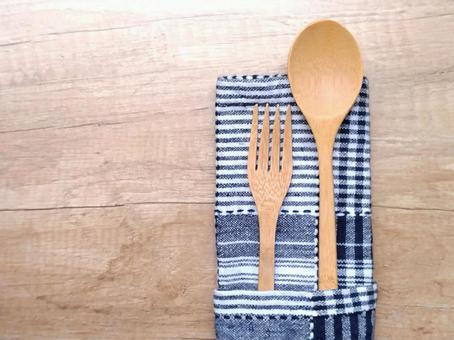 ランチョンマットと木製カトラリー ランチョンマットと木製カトラリー 木製カトラリー,フォーク,スプーンの写真素材