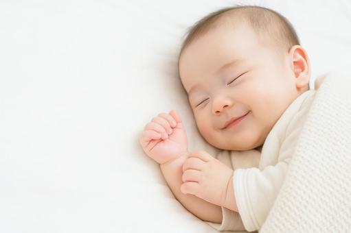 お昼寝する赤ちゃん お昼寝する赤ちゃんの写真