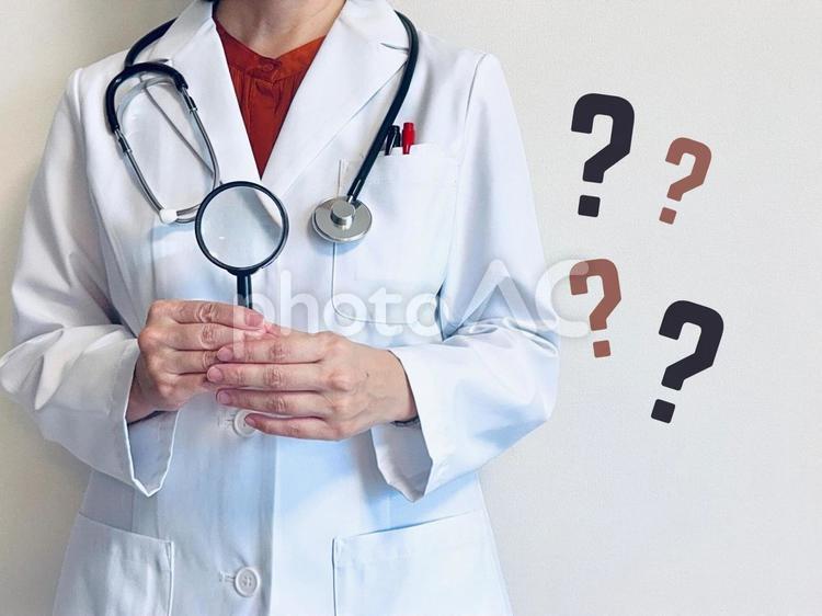 虫眼鏡を持った女性医師＆はてなマーク 虫眼鏡,クエスチョン,女性の写真素材