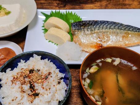 夜ご飯 夜ご飯 ご飯,食事,焼き魚の写真素材