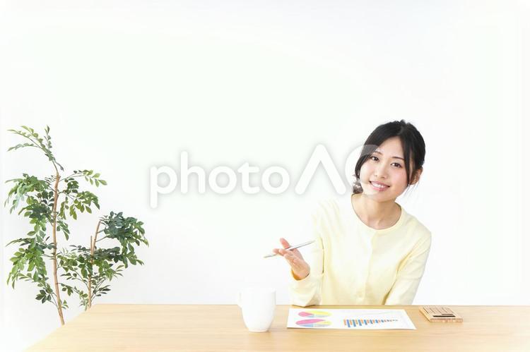 オフィスで打ち合わせをする女性 ミーティング,プレゼンテーション,発表の写真素材
