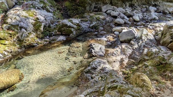 清流のきらめき、岩を巡る 今治市,鈍川渓谷,フローの写真素材