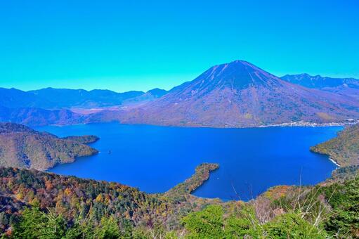奥日光の紅葉（中禅寺湖、男体山） 紅葉,秋,風景の写真素材