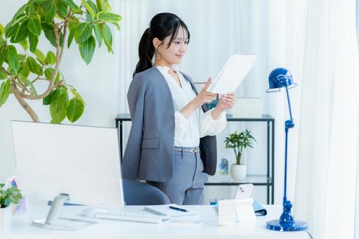 書類を持つビジネスウーマン ビジネスウーマン,笑顔,若い女性の写真素材