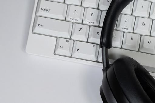 キーボードとヘッドフォンの組み合わせ キーボード,ヘッドフォン,パソコンの写真素材