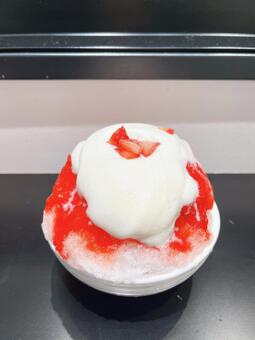 いちご練乳かき氷 かき氷,練乳,スイーツの写真素材