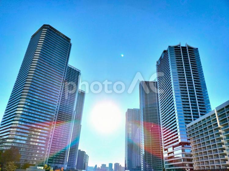 ビルの間から見える日差し 東京,ビル街,青空の写真素材