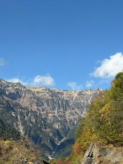 秋の山道と色づく木々の風景 山道,紅葉,秋の写真素材