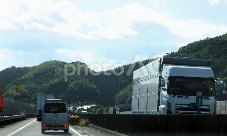 藤枝バイパス4車線化の工事　見える新道路 トラック,列,車の写真素材