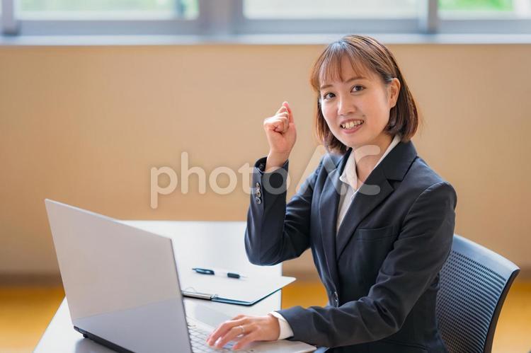 爽やかな笑顔の若いビジネスウーマン 会社,オフィス,パソコンの写真素材