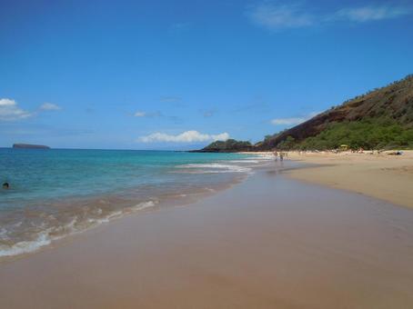 広いビーチと崖と青空(ハワイ) 広いビーチと崖と青空(ハワイ) ビーチ,青空,崖の写真素材
