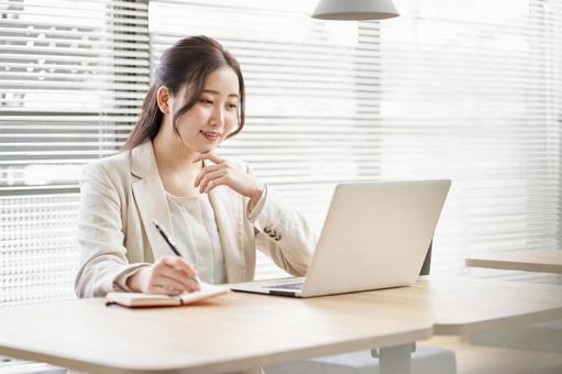 Asian woman taking notes, महिला, एक बिज़नेसवुममन, सह-कार्य करने के स्थान, JPG