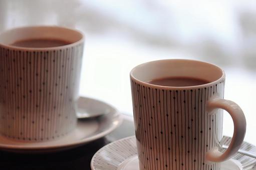 窓際のテーブルに置かれたコーヒーカップ２ コーヒー,珈琲,coffeeの写真素材