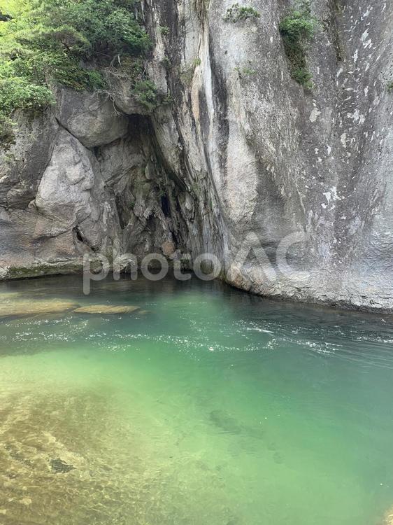 透明な水が広がる渓流と岩場の風景 渓流,透明,水辺の写真素材