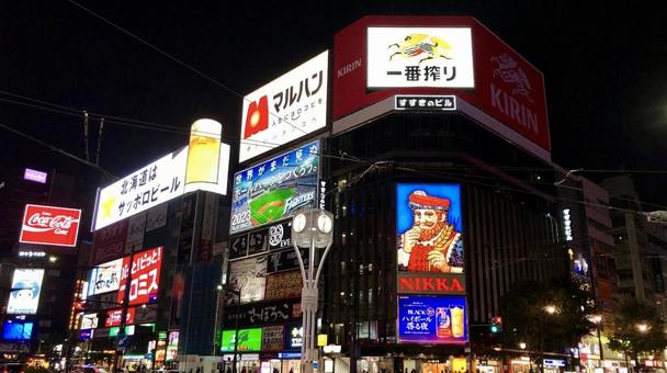 北海道 札幌 すすきのの夜の街並み 北海道 札幌 すすきのの夜の街並みの写真