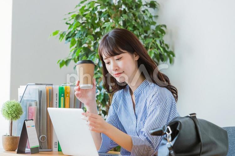仕事中の女性17 ol,女性,日本人の写真素材