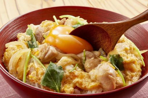 親子丼 卵黄のせ 親子丼 卵黄のせの写真