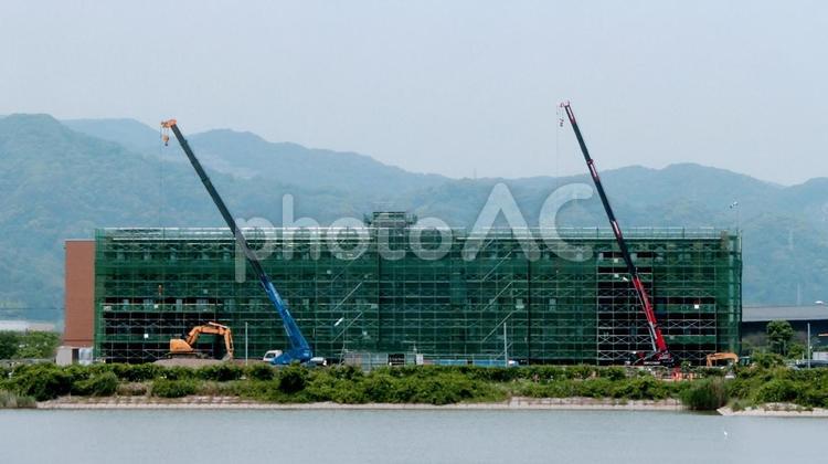 郊外の建設中の団地 団地,風景,クレーン車の写真素材