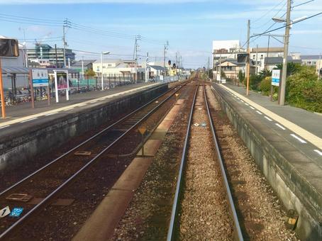 牟岐線の阿南駅のホームから線路を望む 鉄道風景,鉄道,四国の写真素材