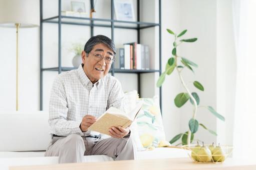 リビングで読書をするシニアの男性 リビングで読書をするシニアの男性 シニア,男性,高齢者の写真素材