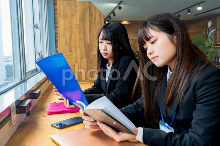 お互いに資料を見るビジネスウーマン 女性,ビジネス,ビジネスウーマンの写真素材