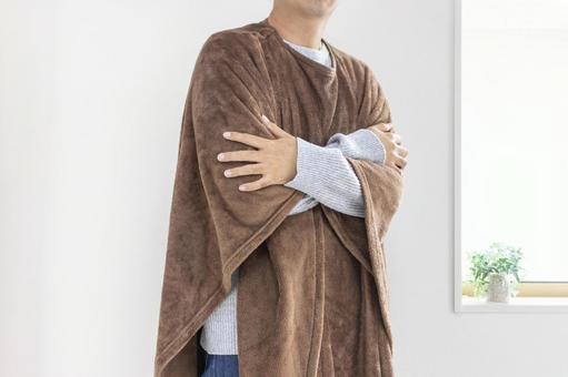 着る毛布を着て寒がる男性（30代、顔無し 着る毛布,着るブランケット,男性の写真素材