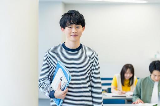 教室を歩く大学生 大学生,教室,笑顔の写真素材